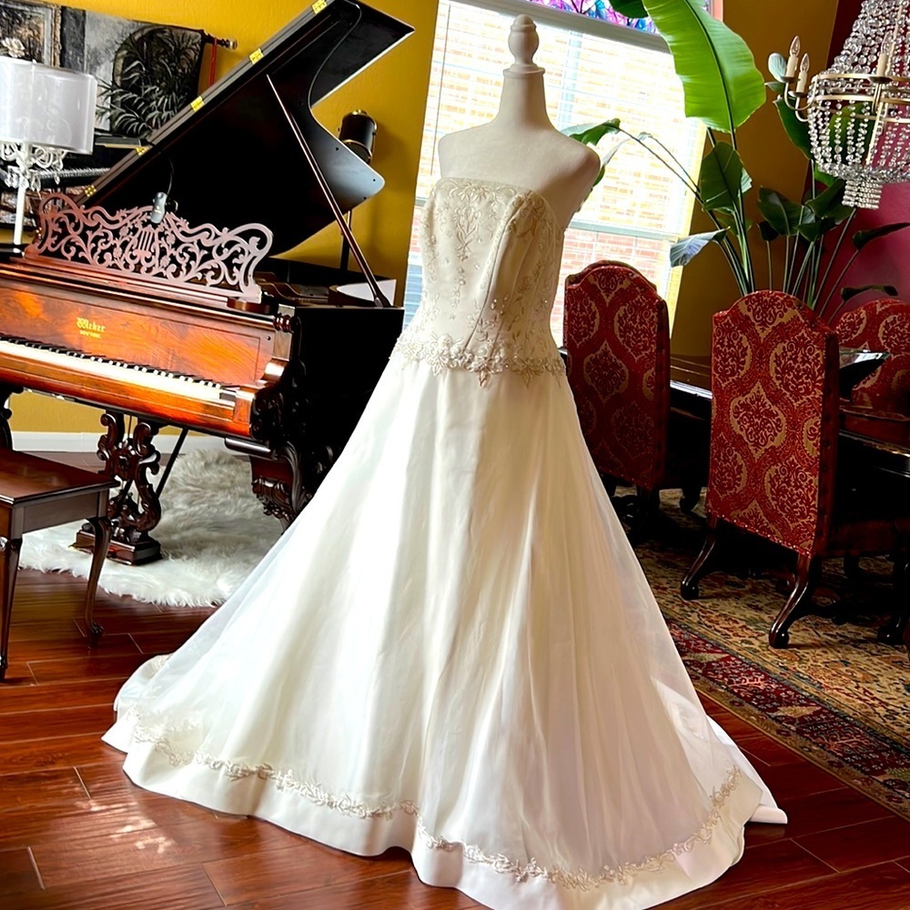 David Bridal gown size 16 in excellent condition looks brand new